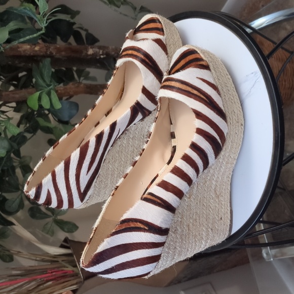 "SALE" 💥Vince Camuto zebra print wedges💥 - Picture 5 of 7